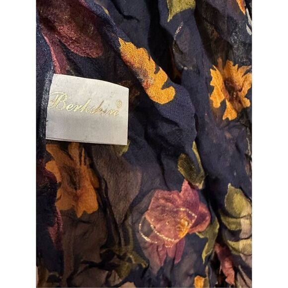 Berkshire made in INDIA scarf.  * Floral * soft fabric  * Excellent condition  * - Picture 3 of 4